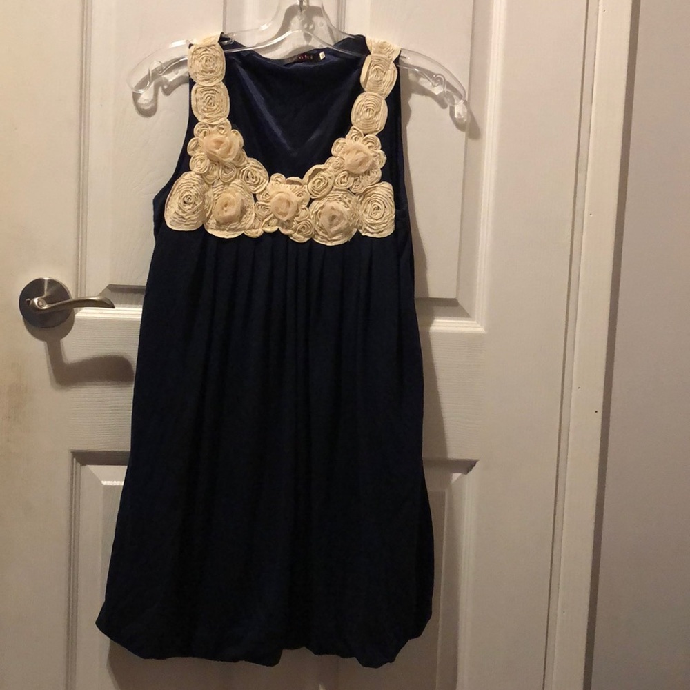 Sleeveless swing tunic with beige rose decor